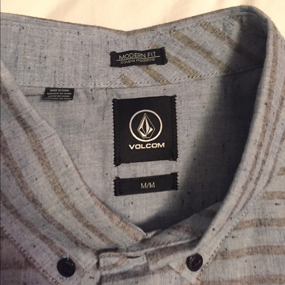 BRAND NEW VOLCOM BUTTON UP - Picture 3 of 3