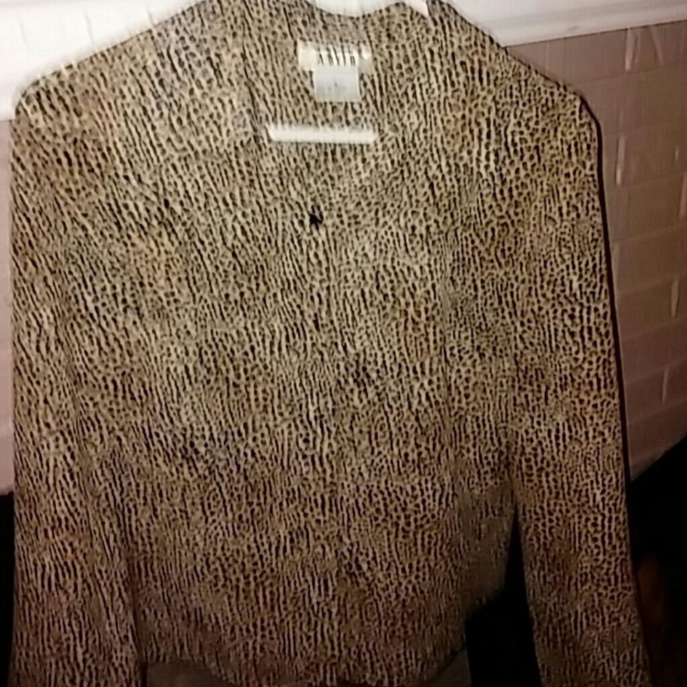 Amy Beyer Nwot collared button down square waist