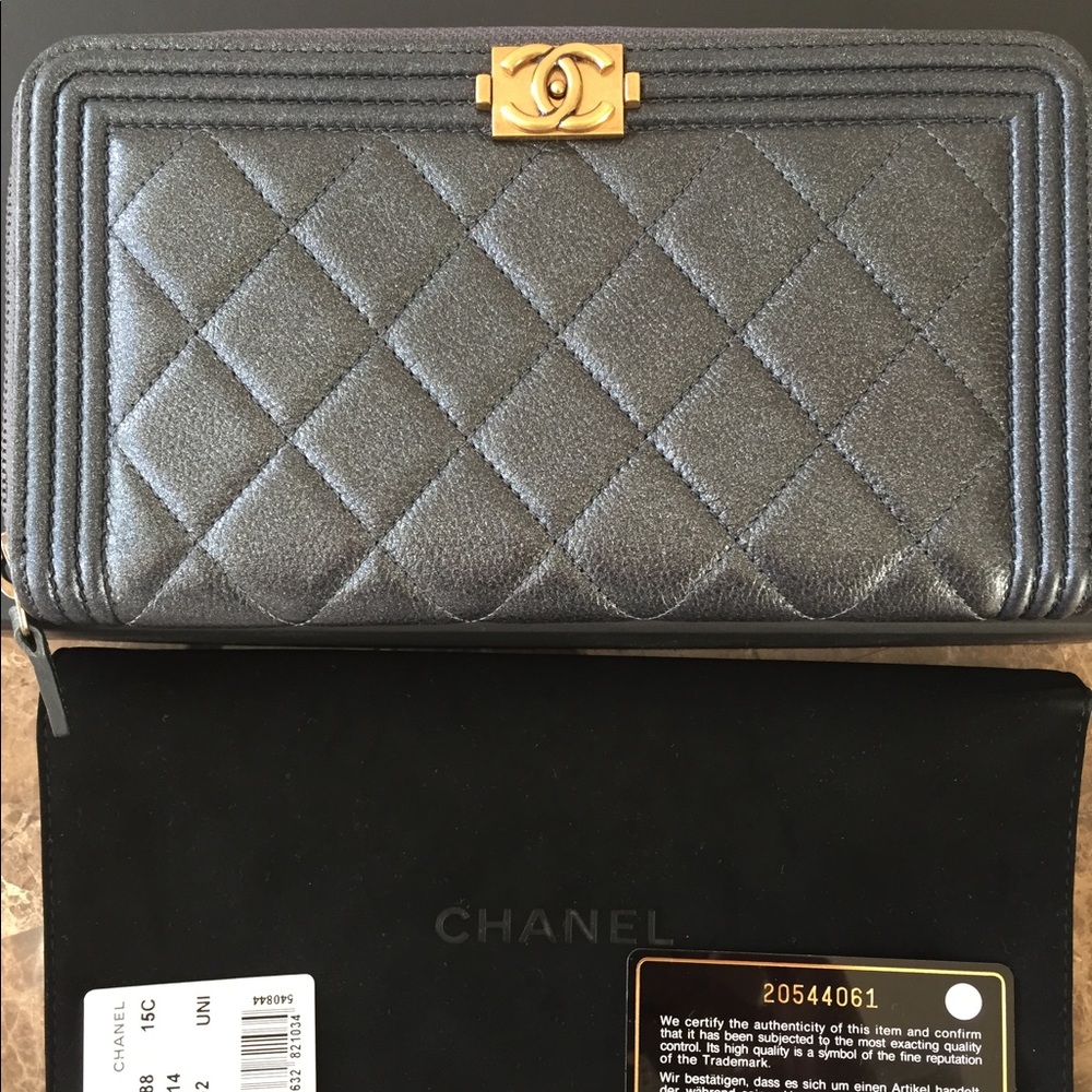 *SOLD*Chanel caviar skin zip around wallet A80288