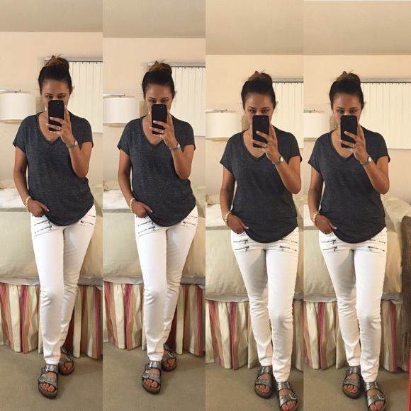 ⚡️SOLD⚡️Splendid V-Neck T - size XS runs large - Picture 4 of 5