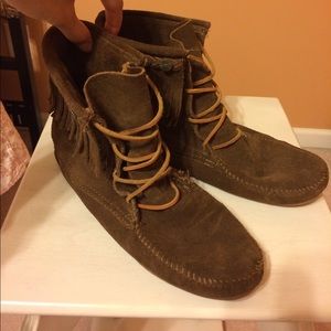 W's 10 Minnetonka Fringe Moccasin Booties