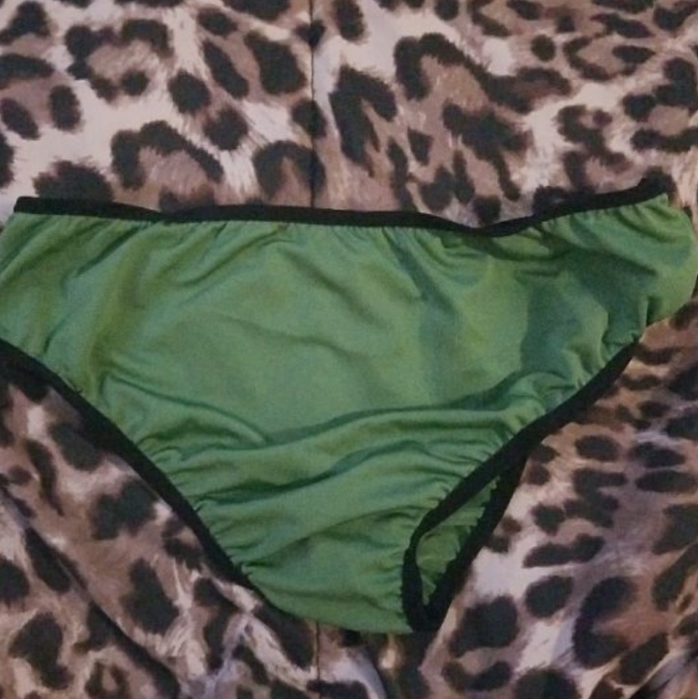 Green bikini - Picture 2 of 3