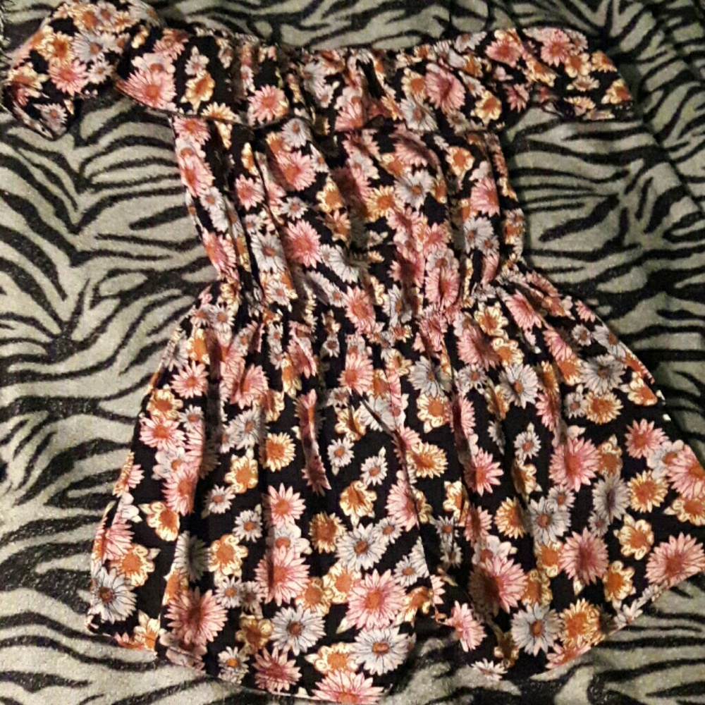 🌸💐Off the shoulder romper - Picture 2 of 3