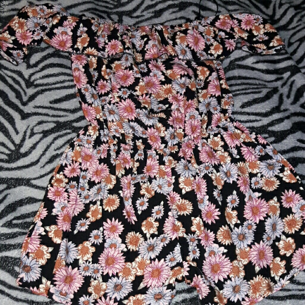 🌸💐Off the shoulder romper - Picture 3 of 3