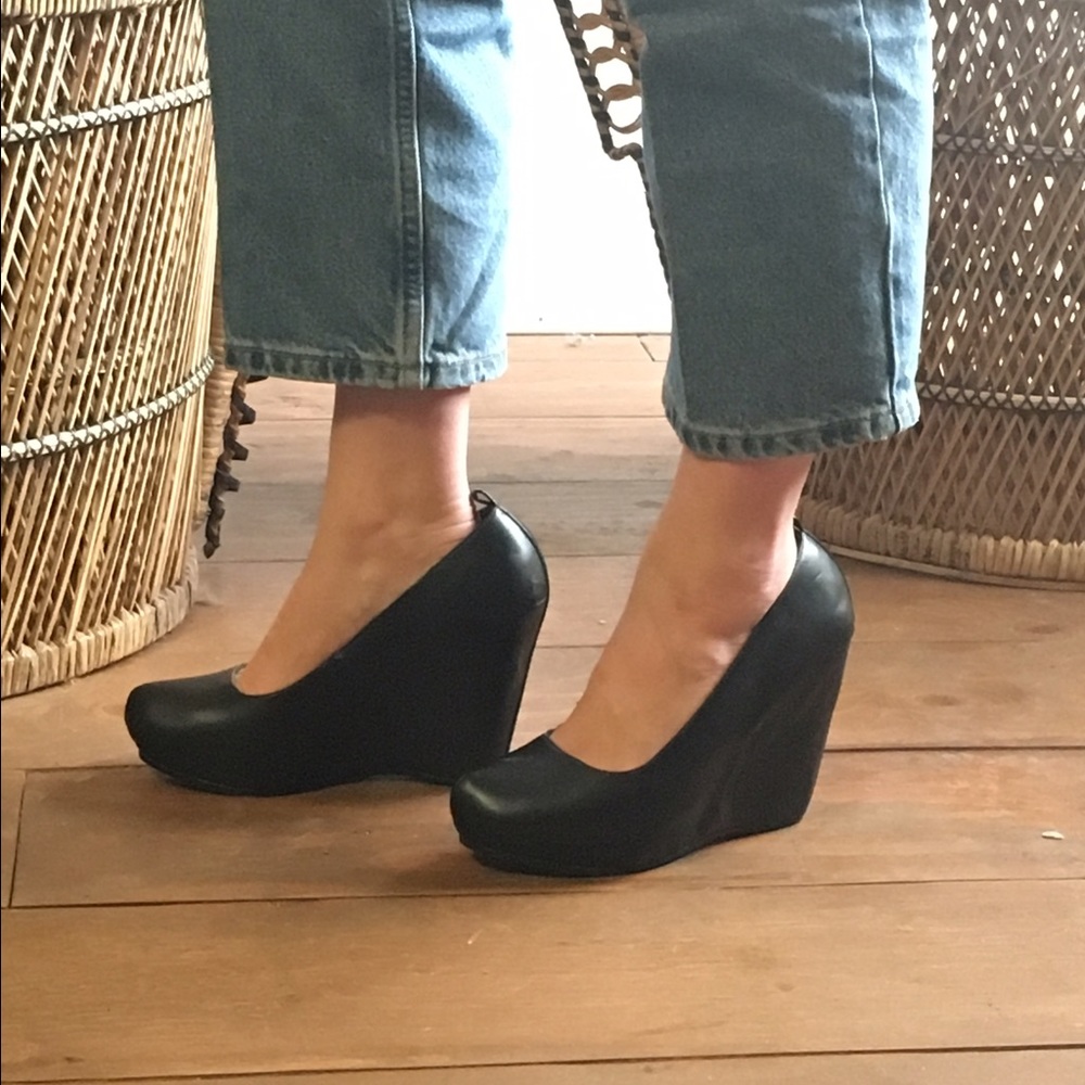 Black wedges