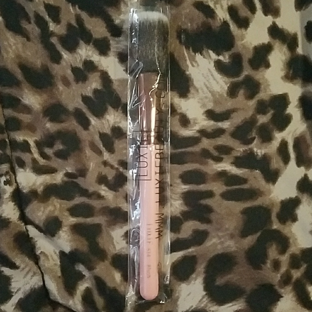 Luxie blush brush 514