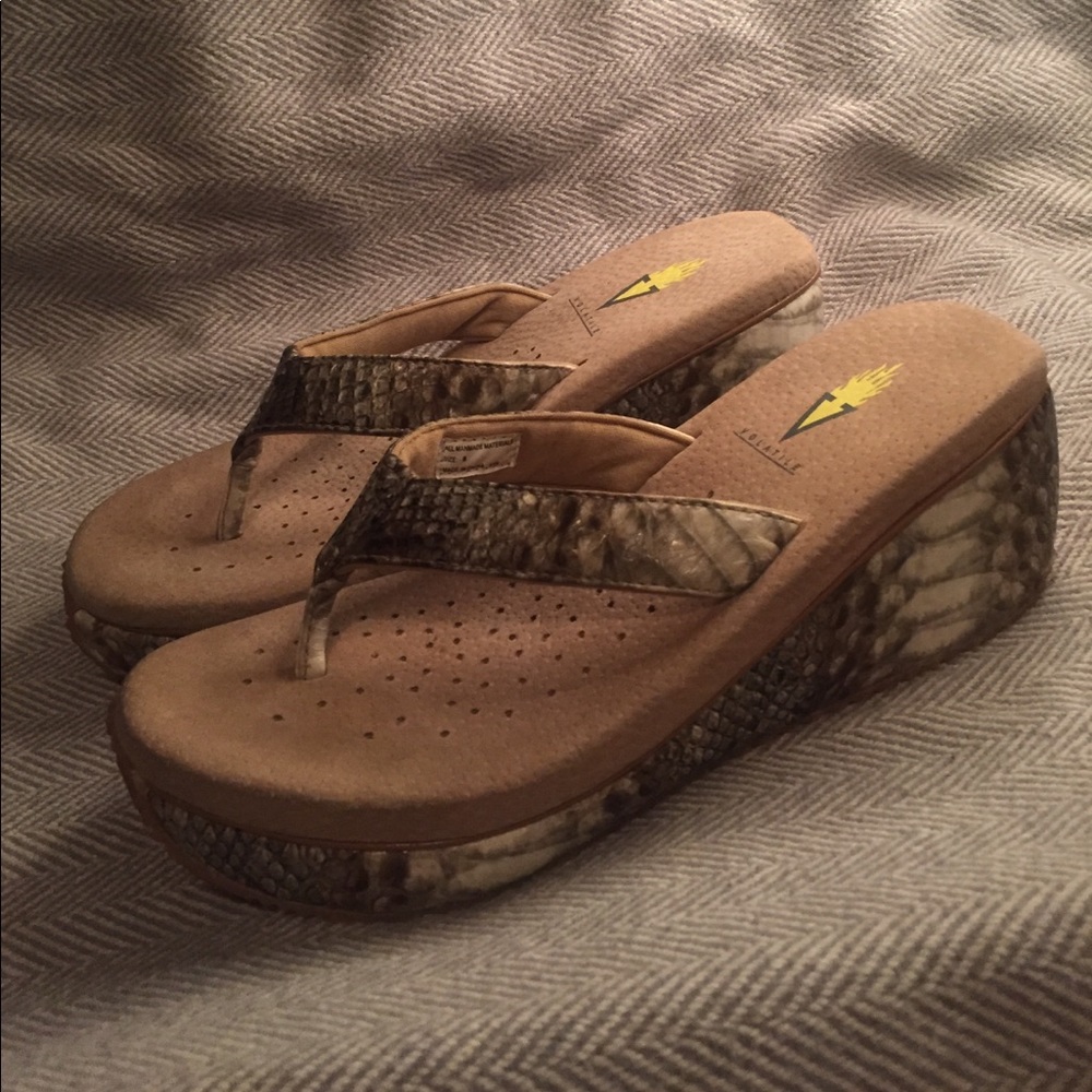SALE 🆕Volatile Snakeskin wedge flip-flops (NWOT)