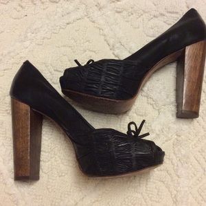 Pin up style peep toe pump