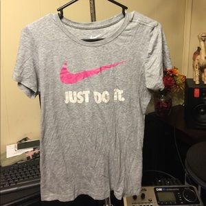 🚨Super soft Nike shirt w/pink logo