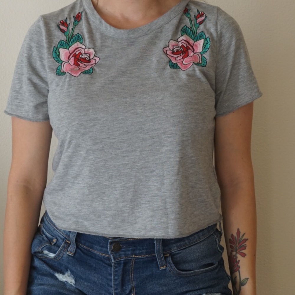 Cropped Tee w/Rose Design