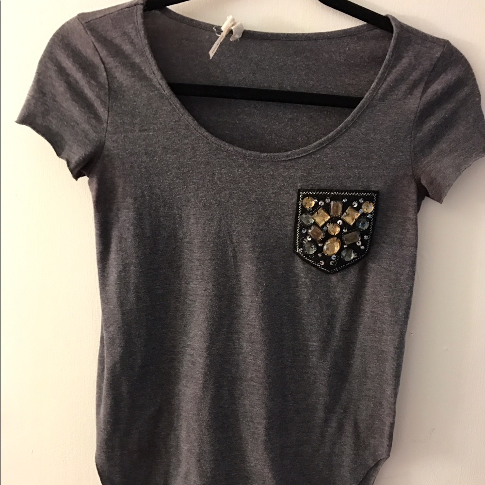 Gray short sleeve shirt with jeweled pocket