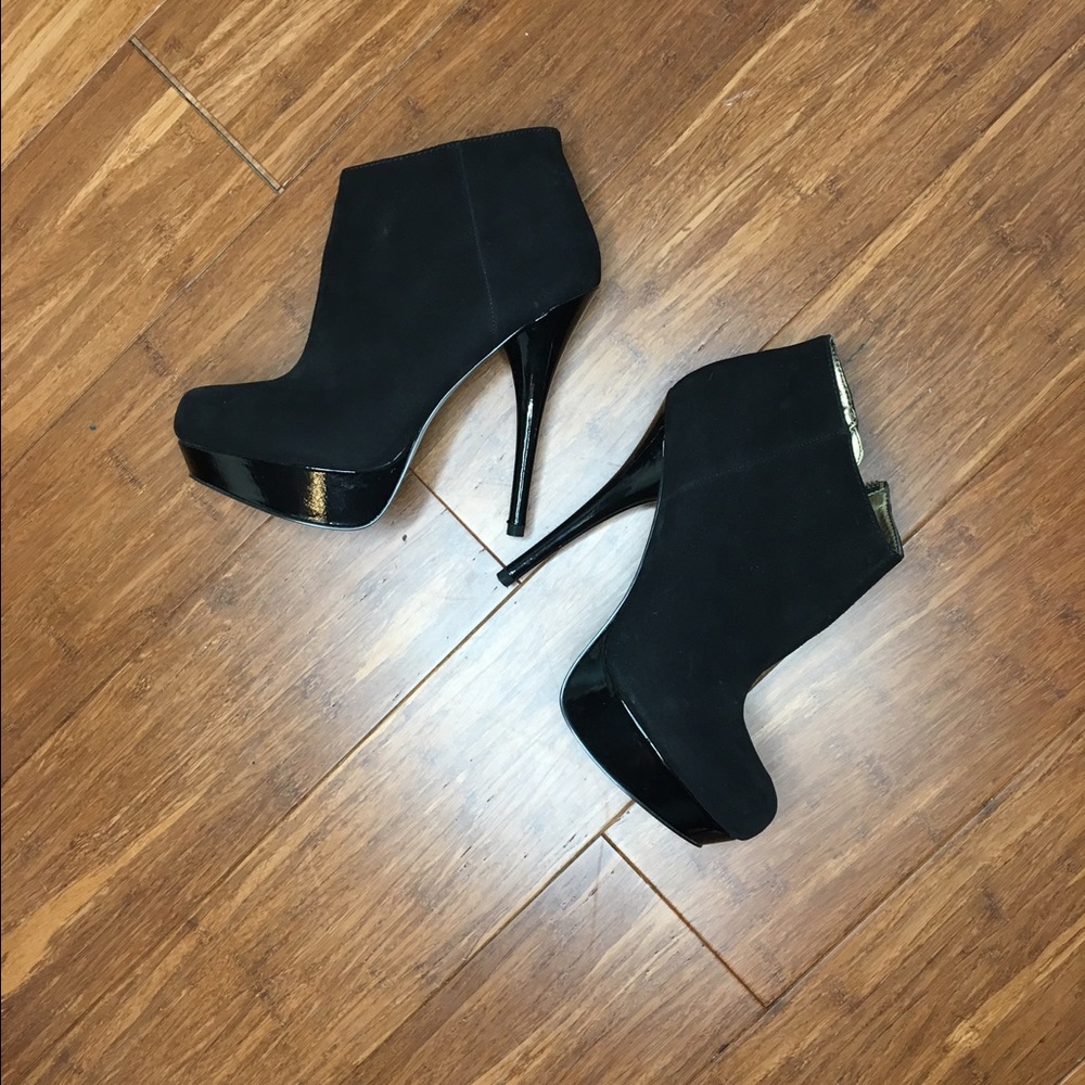 Steve Madden Chelseey black suede bootie 7.5