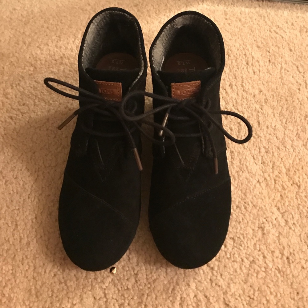 Toms black wedges