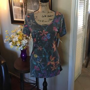 NWT LuLaRoe floral classic tee