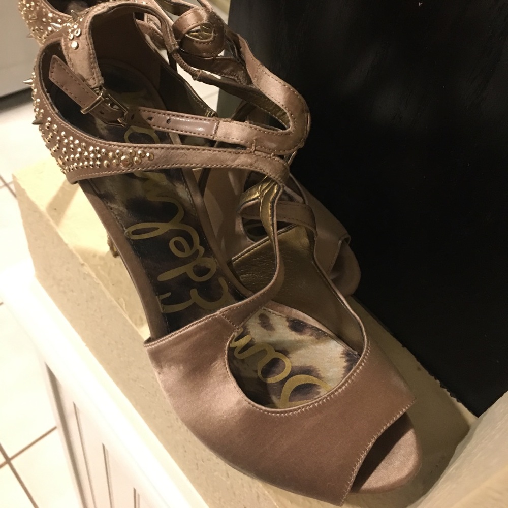 Heels - Picture 2 of 3