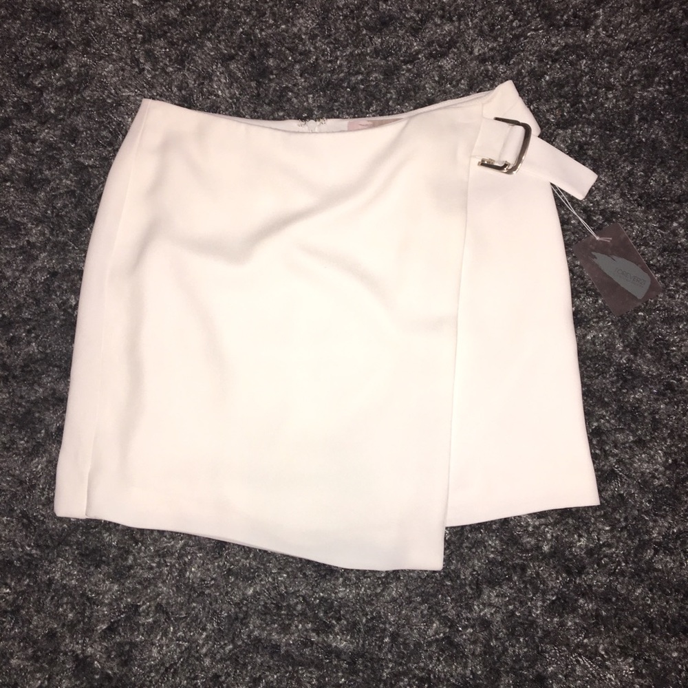 ‼️SOLD‼️‼️‼️‼️TRENDING‼️ Forever 21 White Skirt