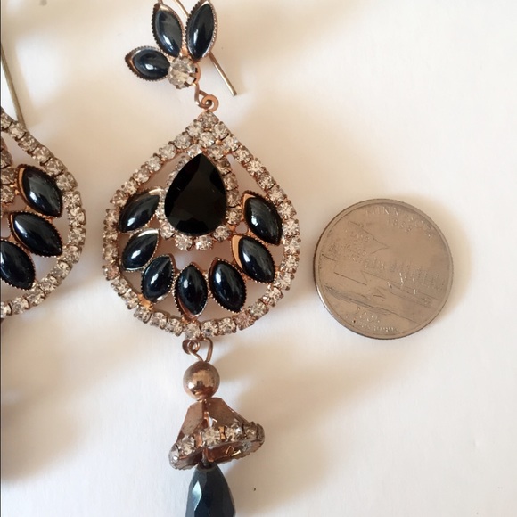 25% off 💍 B8 Black & White CZ Teardrop Earrings - Picture 3 of 5