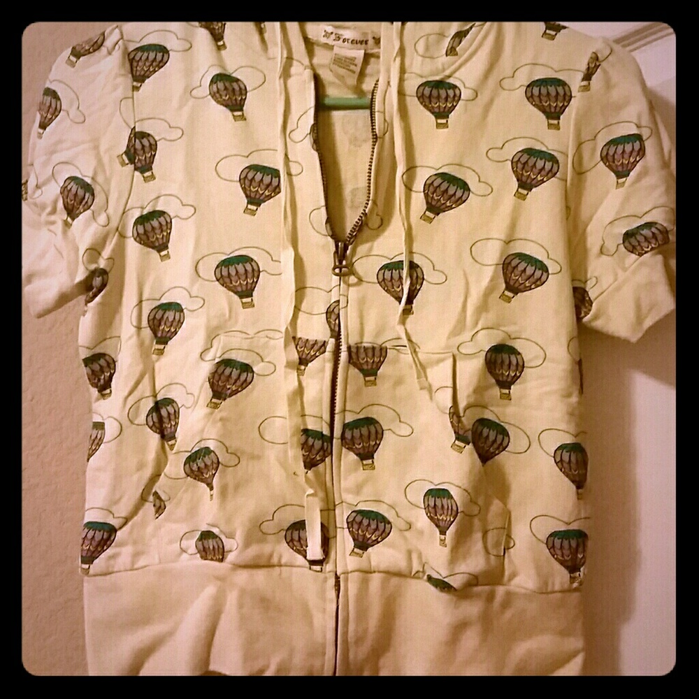 Cropped short sleeve hoodie with air balloons