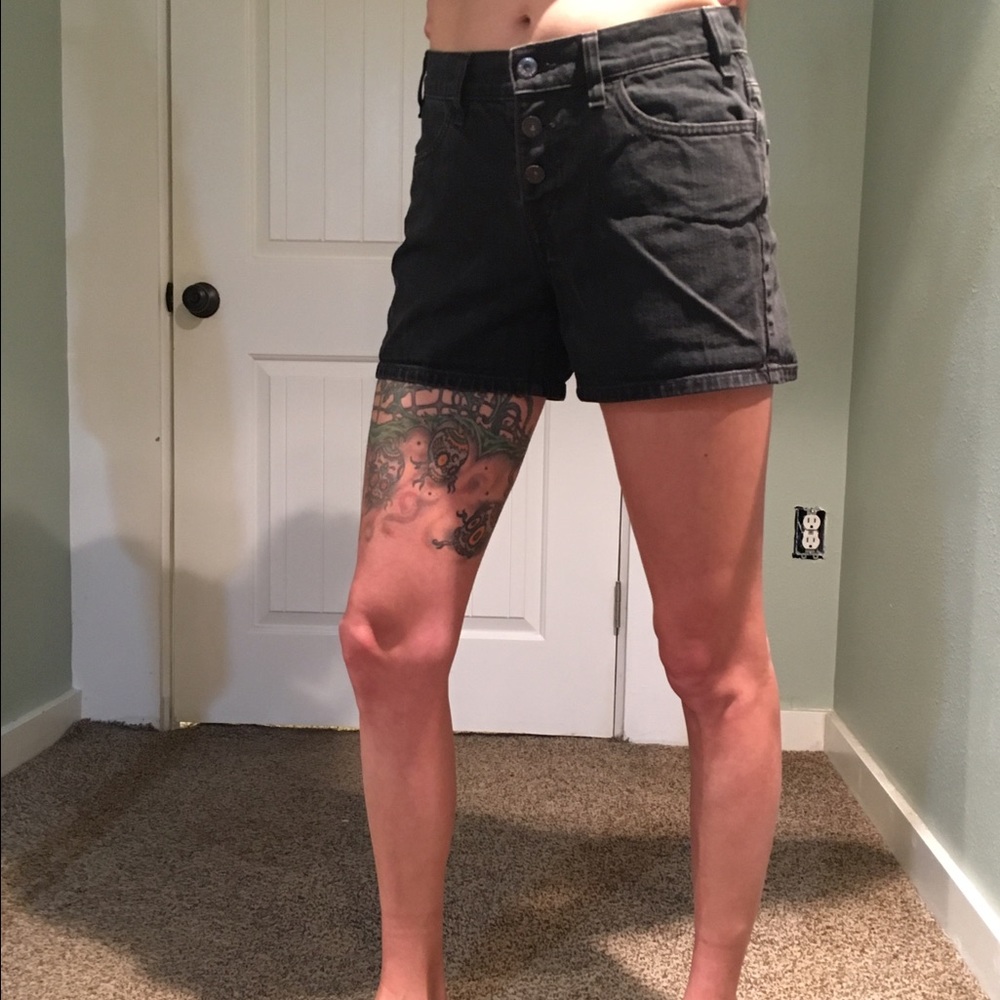 High rise black Levi shorts