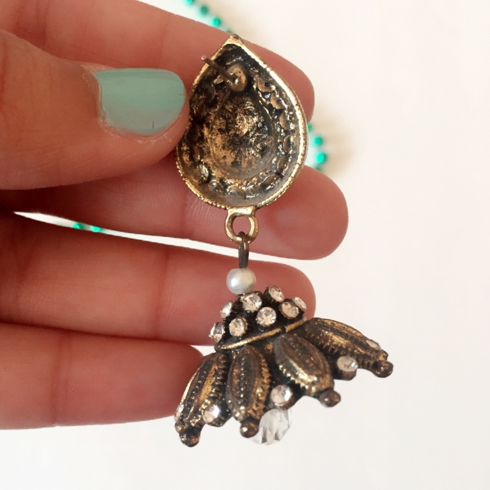 #B12 Antique Style Off-white teardrop Earring - Picture 3 of 4