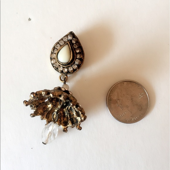 #B12 Antique Style Off-white teardrop Earring - Picture 2 of 4