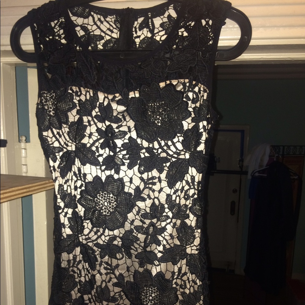 Gorgeous crochet like lace dress, formfitting