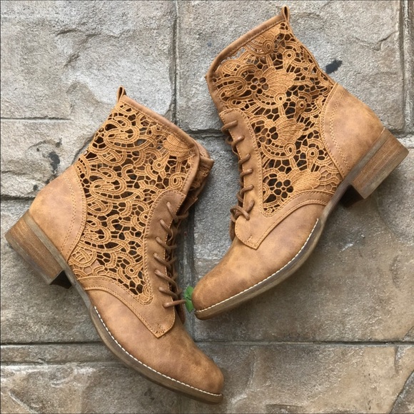 NIB Tan Lace Up Embroidery Combat Moto Boot - Picture 3 of 5