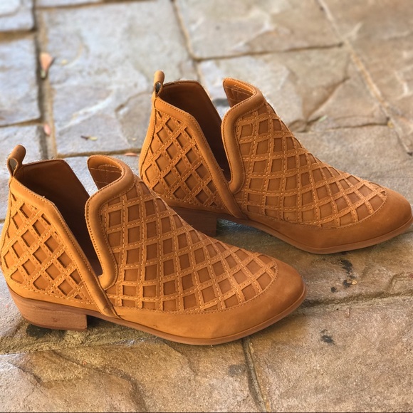 NIB V Stitched Diamond Distressed Ankle Bootie - Picture 6 of 7