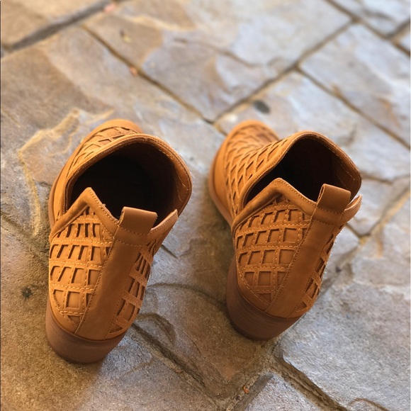 NIB V Stitched Diamond Distressed Ankle Bootie - Picture 4 of 7