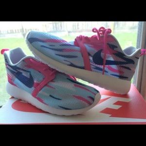 Nike Roshe featherweight 4 youth (5.5 women's)