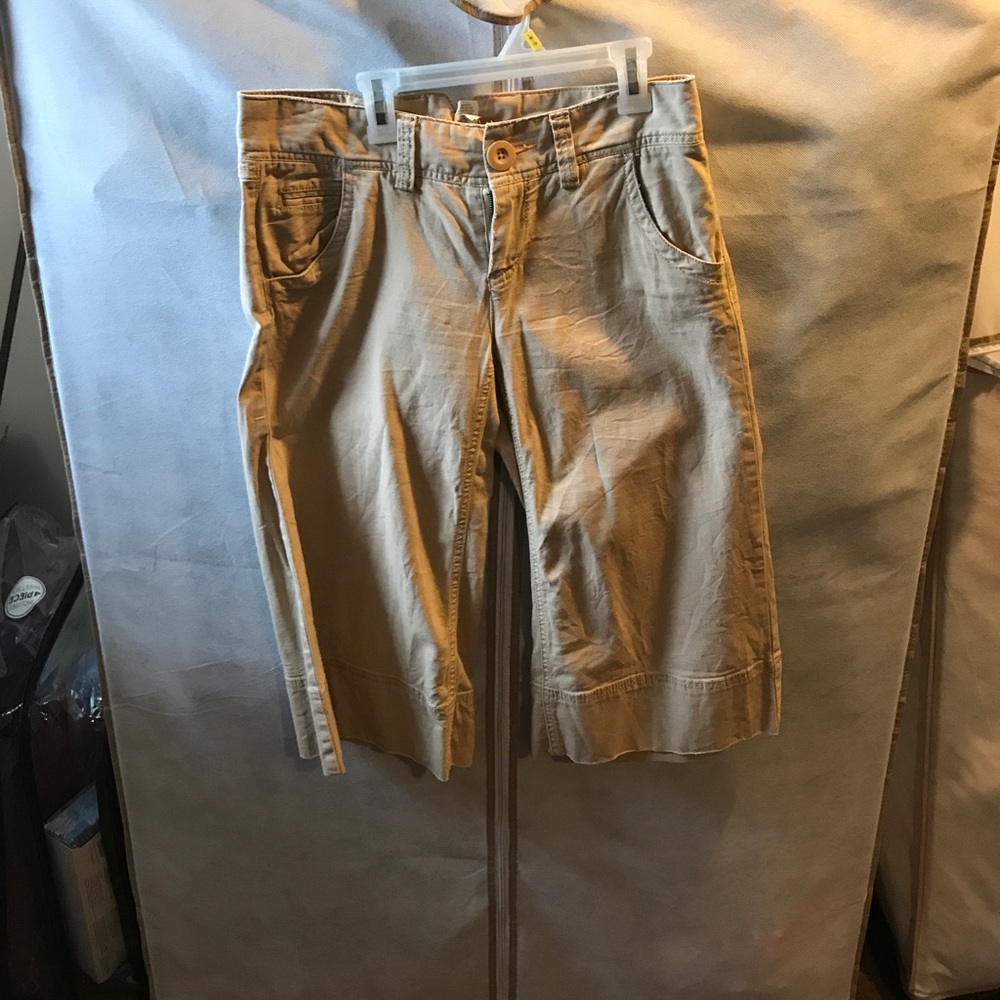 American Eagle size 4 khaki capris