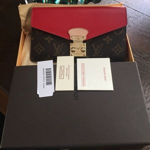 absolutely stunning wallet or clutch