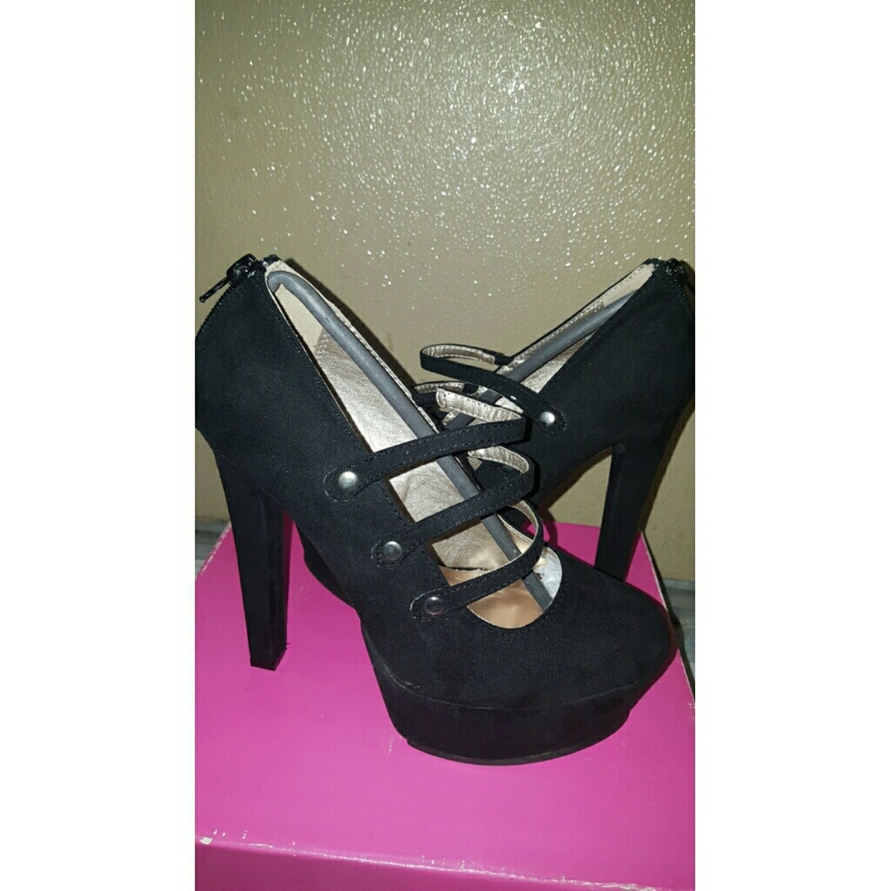 Brand new black heels / pumps