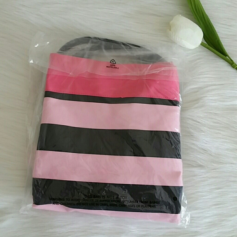 Beautiful Victoria's Secret Bag New with tag. - Picture 3 of 5