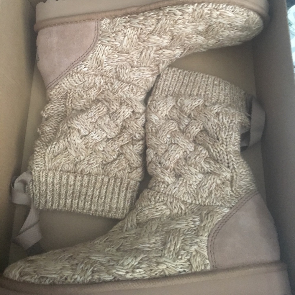 NWT Ugg Women's Isla wool boots.