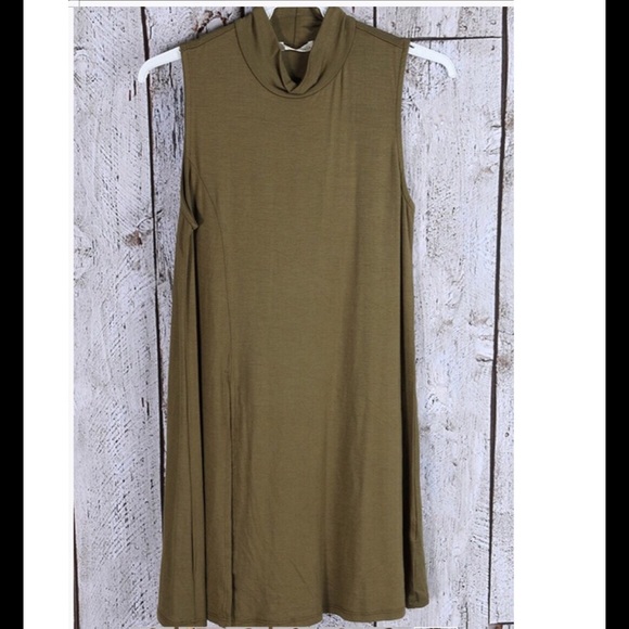 OLIVE Top with Side Slit - Picture 2 of 4