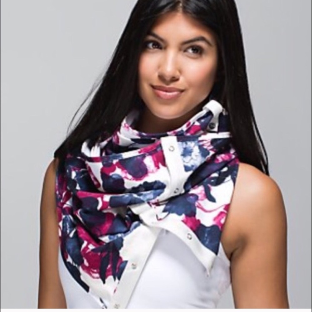 Beautiful inky floral vinyasa- like new
