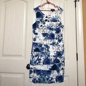 This beautiful floral sheath dress is NWOT
