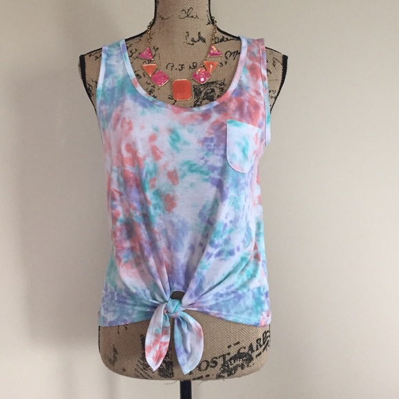 Macy's Tops - NWT pastel tie front tank ✨