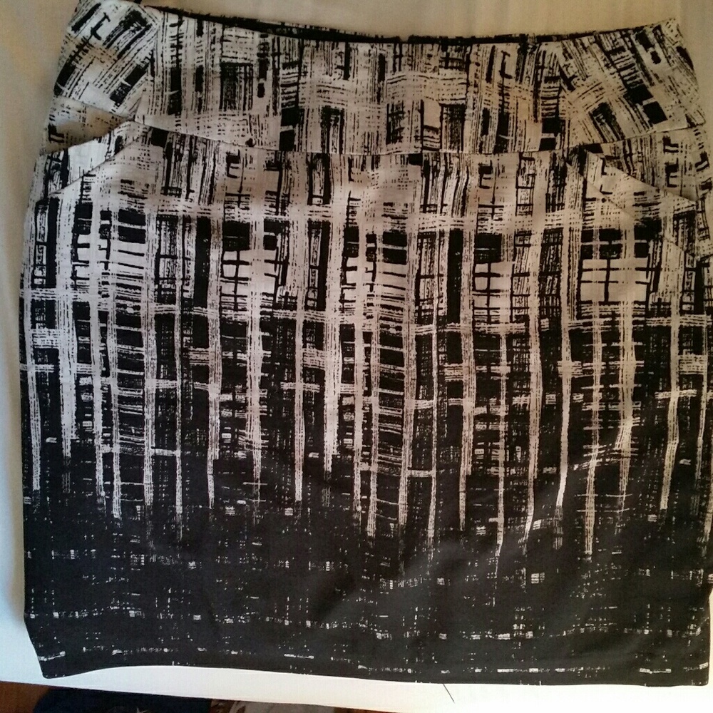 Chic Calvin Klein black and white skirt