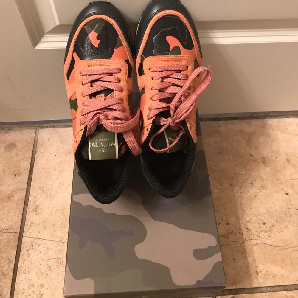🚫SOLD🚫100% authentic Valentino sneaker