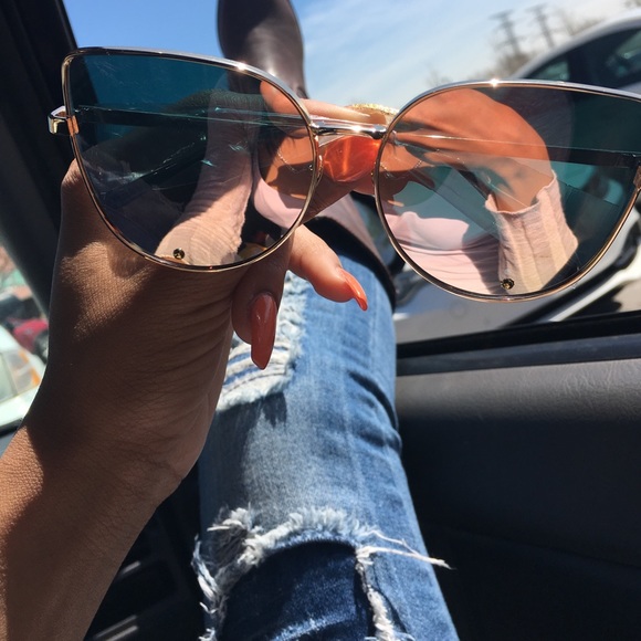 Accessories - 💰1 HR SALE💰 Mirrored rose gold sun glasses 🕶 🎀