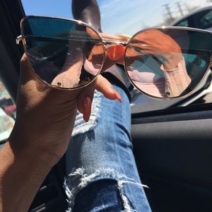 💰1 HR SALE💰 Mirrored rose gold sun glasses 🕶 🎀