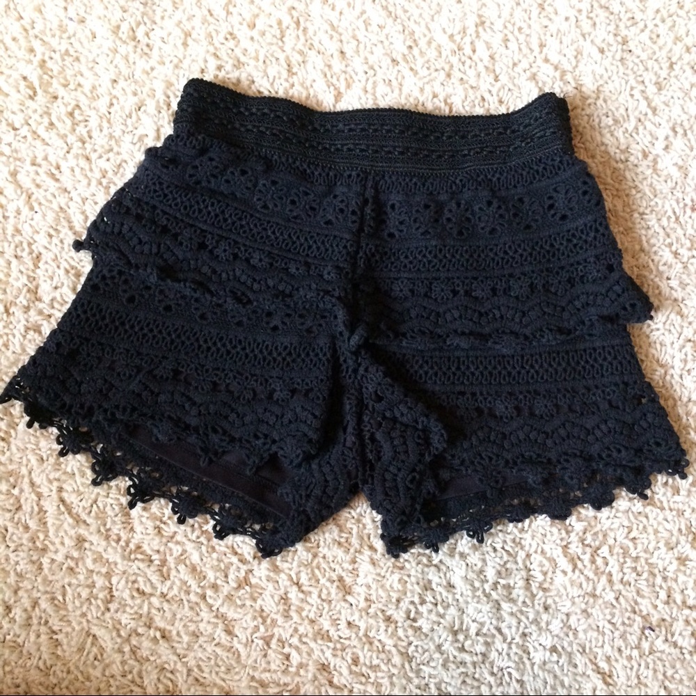 Elastic black bohemian shorts, mid rise