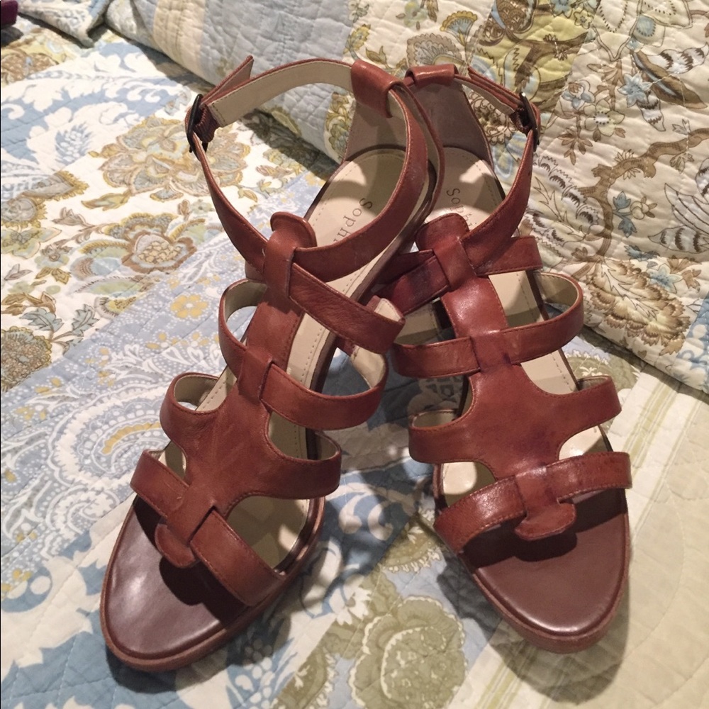 Gently worn leather strappy heels. Love these!