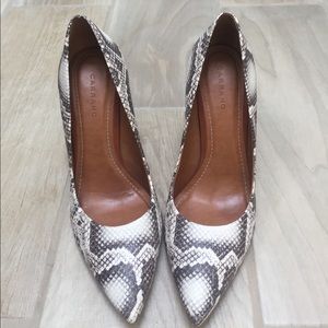 Carrano print heals, size 9.