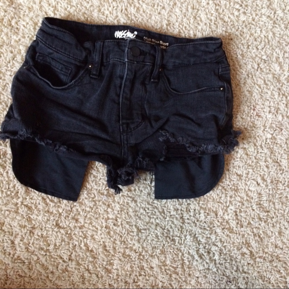 Black jean shorts that show pockets