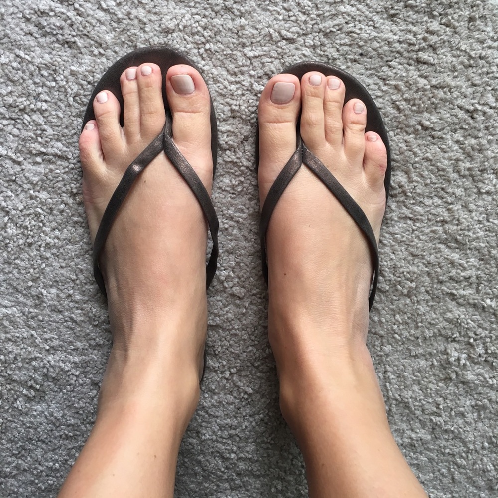 American Eagle flip flops