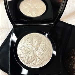 Chanel Camelia De Plumes Hilighter