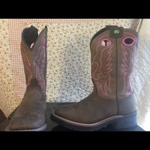Women's size 7 John Deere boots. Worn 1 time.
